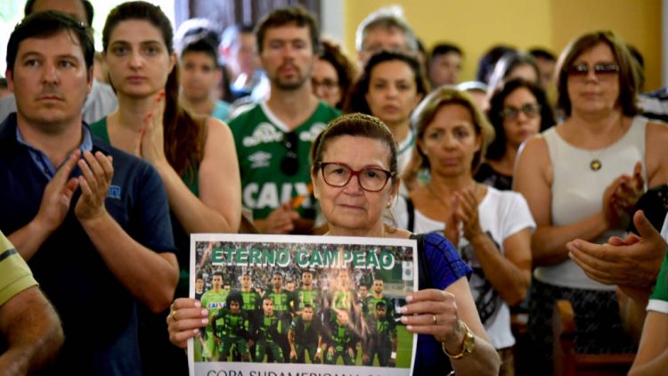 Viúvas dos jogadores se unem e entram na justiça contra a Chapecoense. Exigem indenizações por danos morais e pensões pela queda do avião.