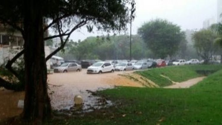 Seu carro parou na chuva? O seguro pode não cobrir; entenda