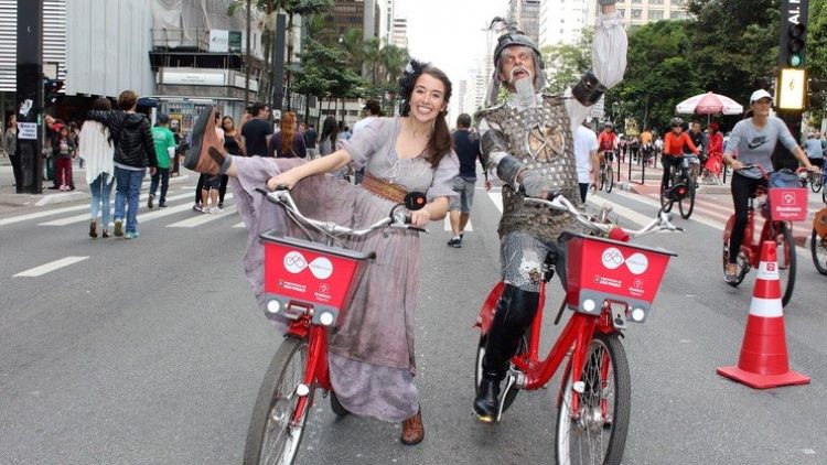 Bradesco leva todo elenco de “O Homem de La Mancha” para a Avenida Paulista em ação de live marketing