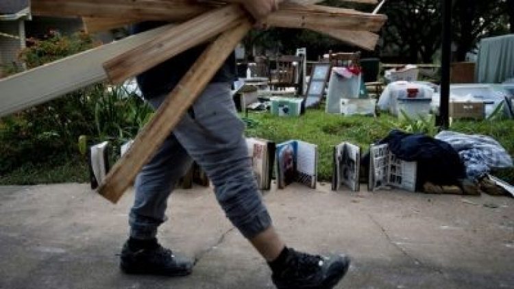 Sem seguros, vítimas da tempestade Harvey se voltam para o Estado