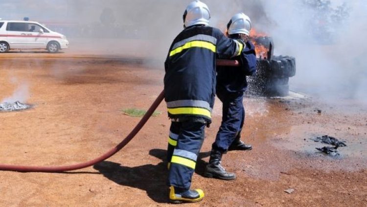 Incêndio destrói negócio no mercado do Kicolo