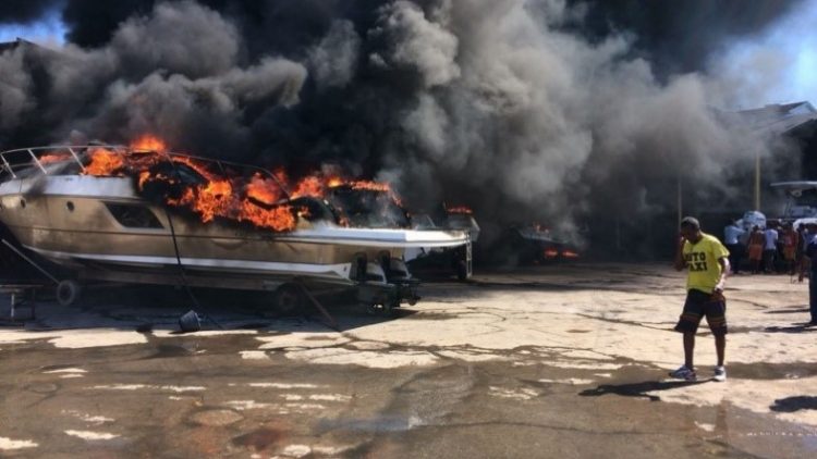 Incêndio em Salvador danifica lanchas de até R$1mi