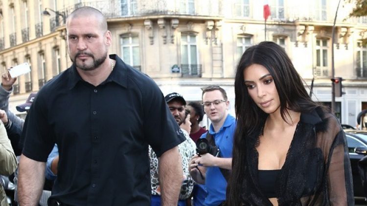 Seguradora de Kim Kardashian processa guarda-costas por assalto em Paris