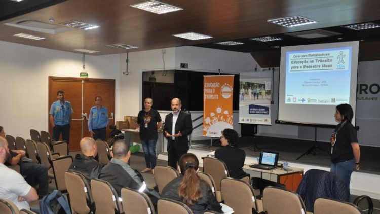 Motoristas e cobradores participam de curso sobre cuidado com idosos