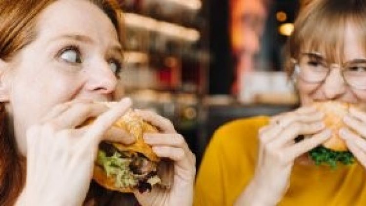 Excluir alimentos da dieta não emagrece: especialista explica