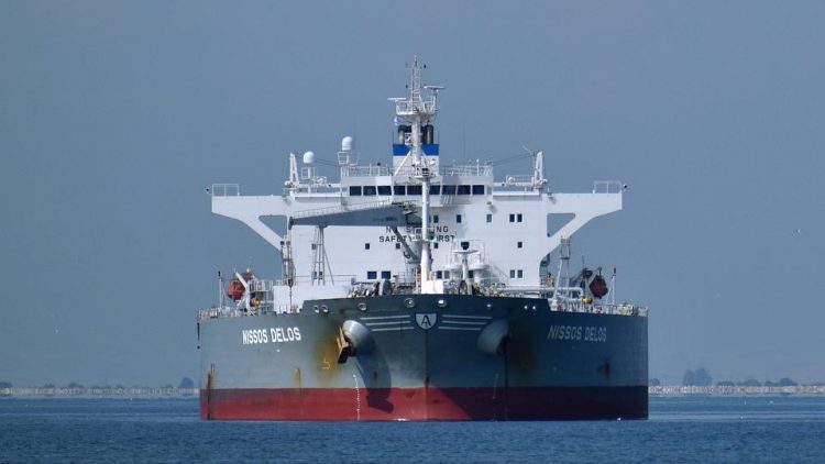 União Europeia vai proibir seguros para barcos que carregam petróleo russo