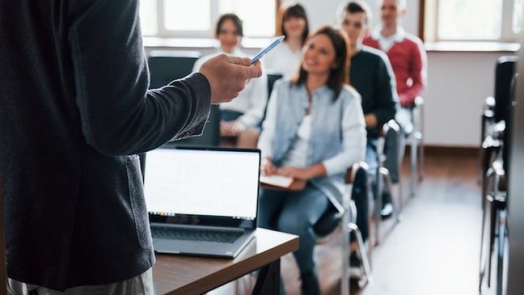 ENS lança cursos para servidores públicos e CEF é a primeira parceira